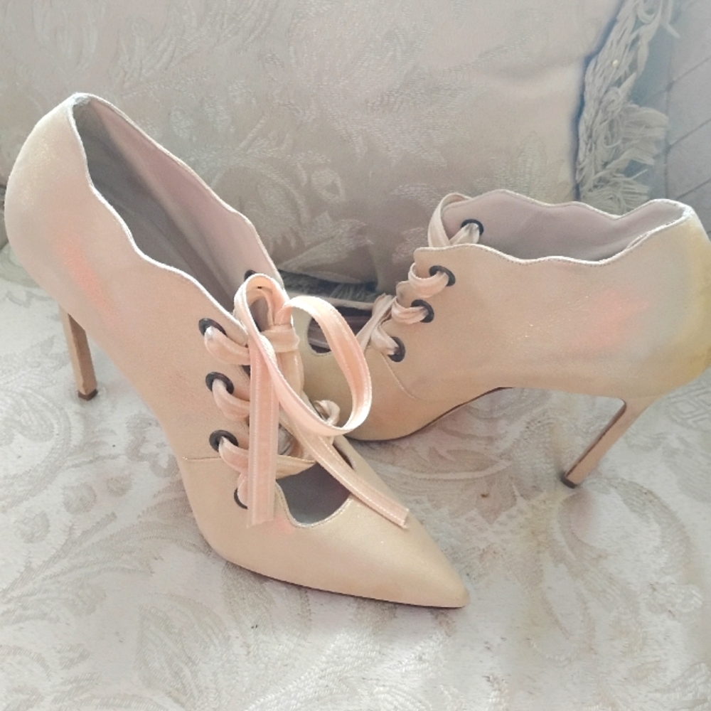 MANOLA BLAHNIK SCALLOP TAN PEARL SUEDE LEATHER STILETTOS HEELS BOOTIES 39 / 9 M